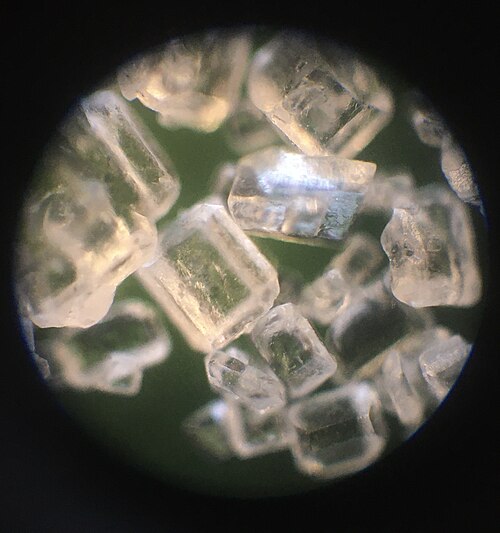 Suikerkristallen onder een microscoop